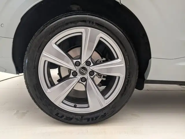 Audi Q3 view 8