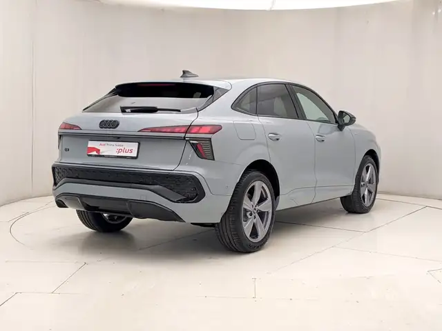 Audi Q3 view 4