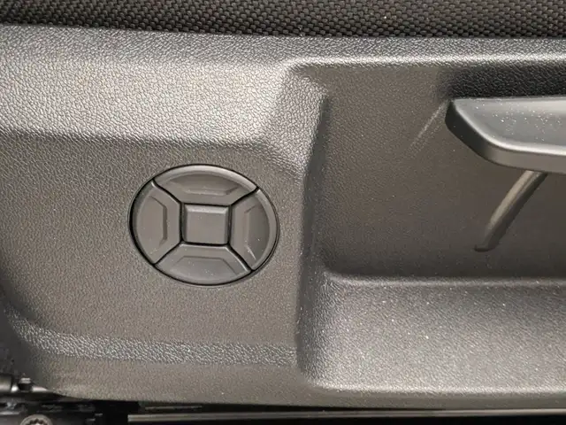 Audi Q3 view 9