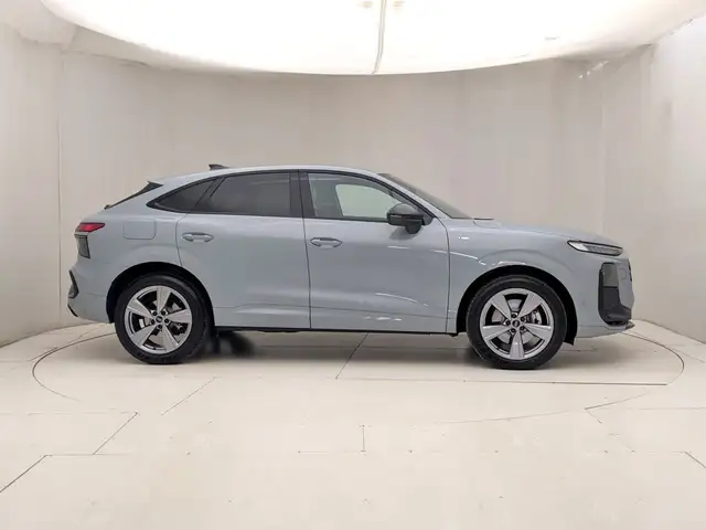 Audi Q3 view 3