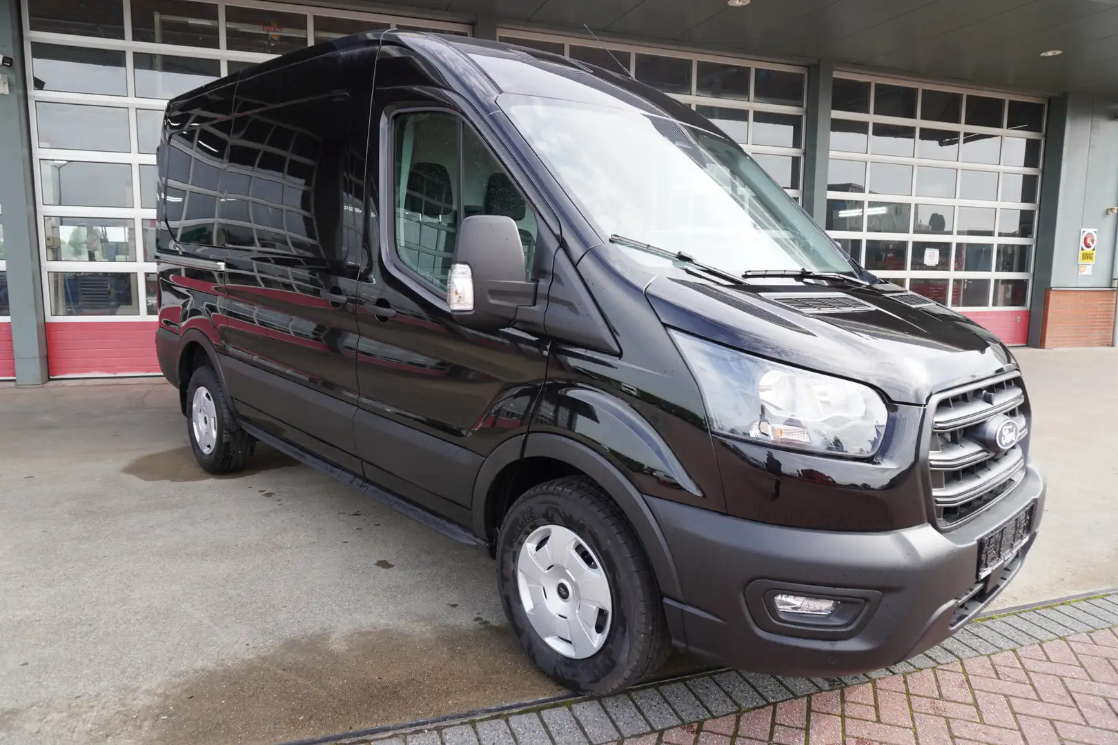 Ford Transit 350 2.0 TDCI 165pk L2H2 Trend Automaat Schuifdeur Zwart - 2