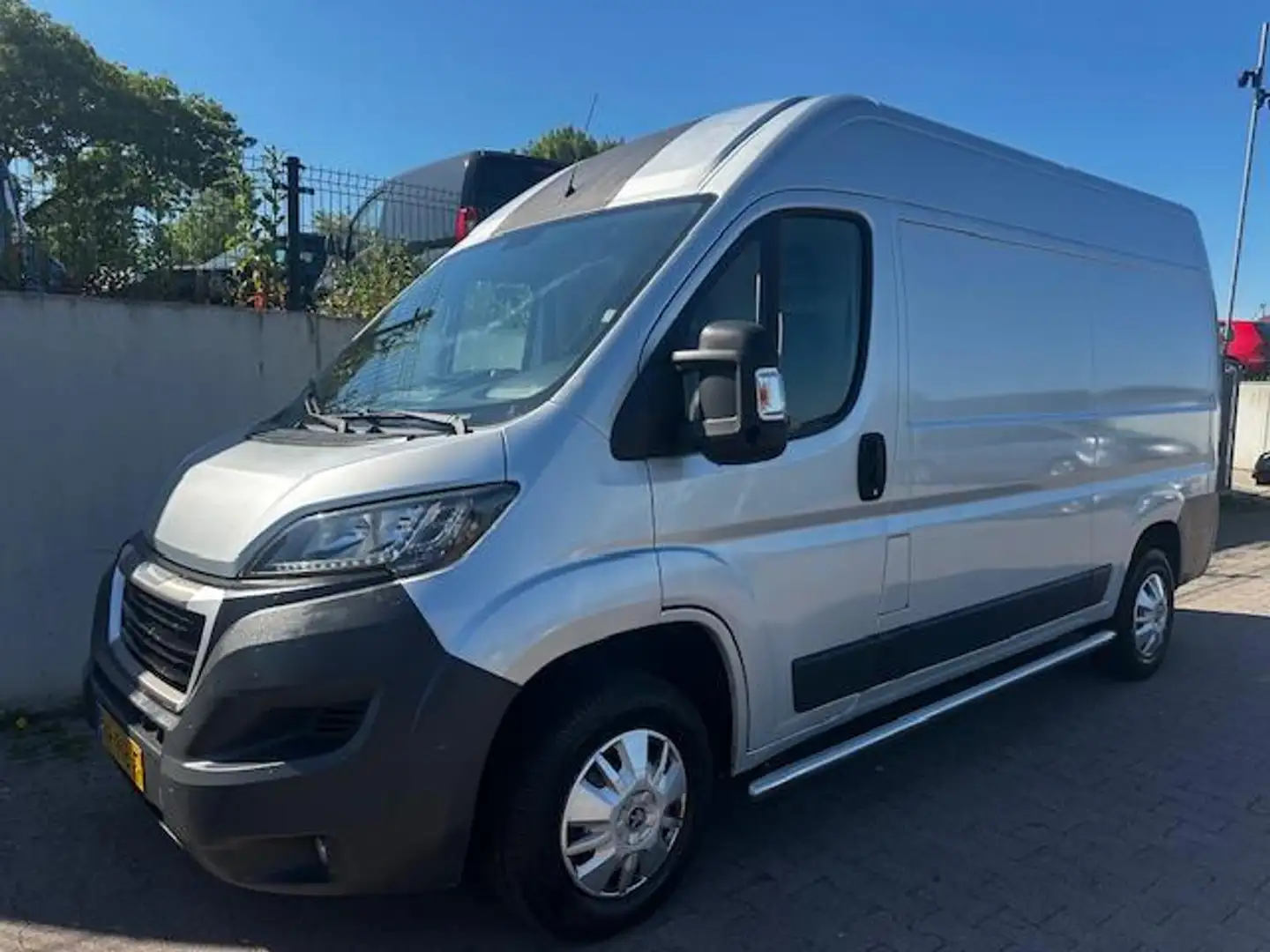 Peugeot Boxer 330 2.2 HDI L2H2 Première/CAMERA/AIRCO/3 ZITS/APK - 2