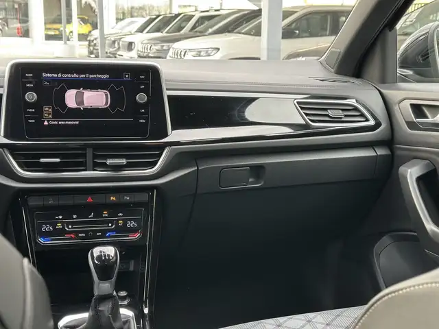 Volkswagen T-Roc view 15