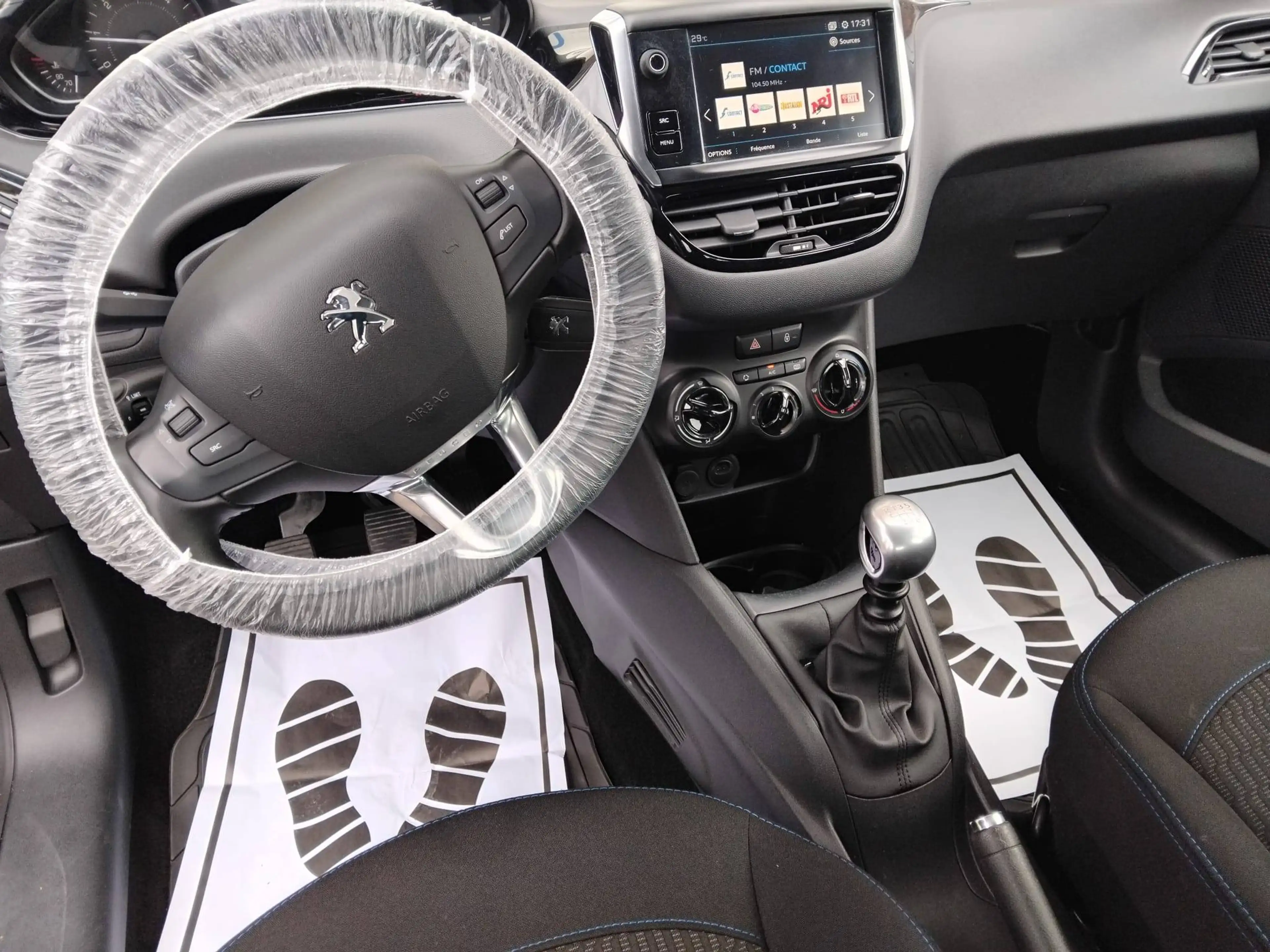 Peugeot 208 208 1.5 BlueHDi Signature S — photo 10