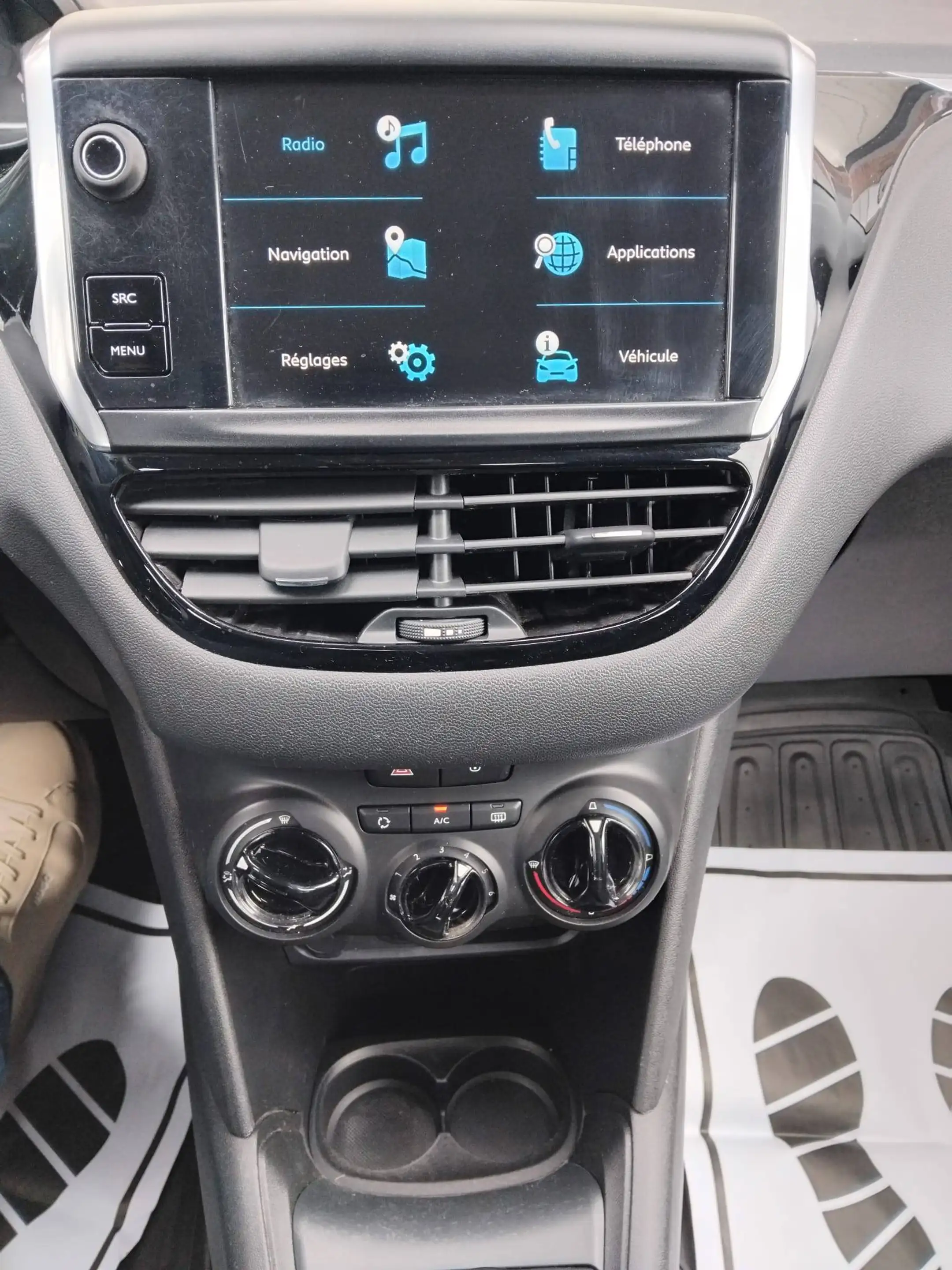 Peugeot 208 208 1.5 BlueHDi Signature S — photo 11