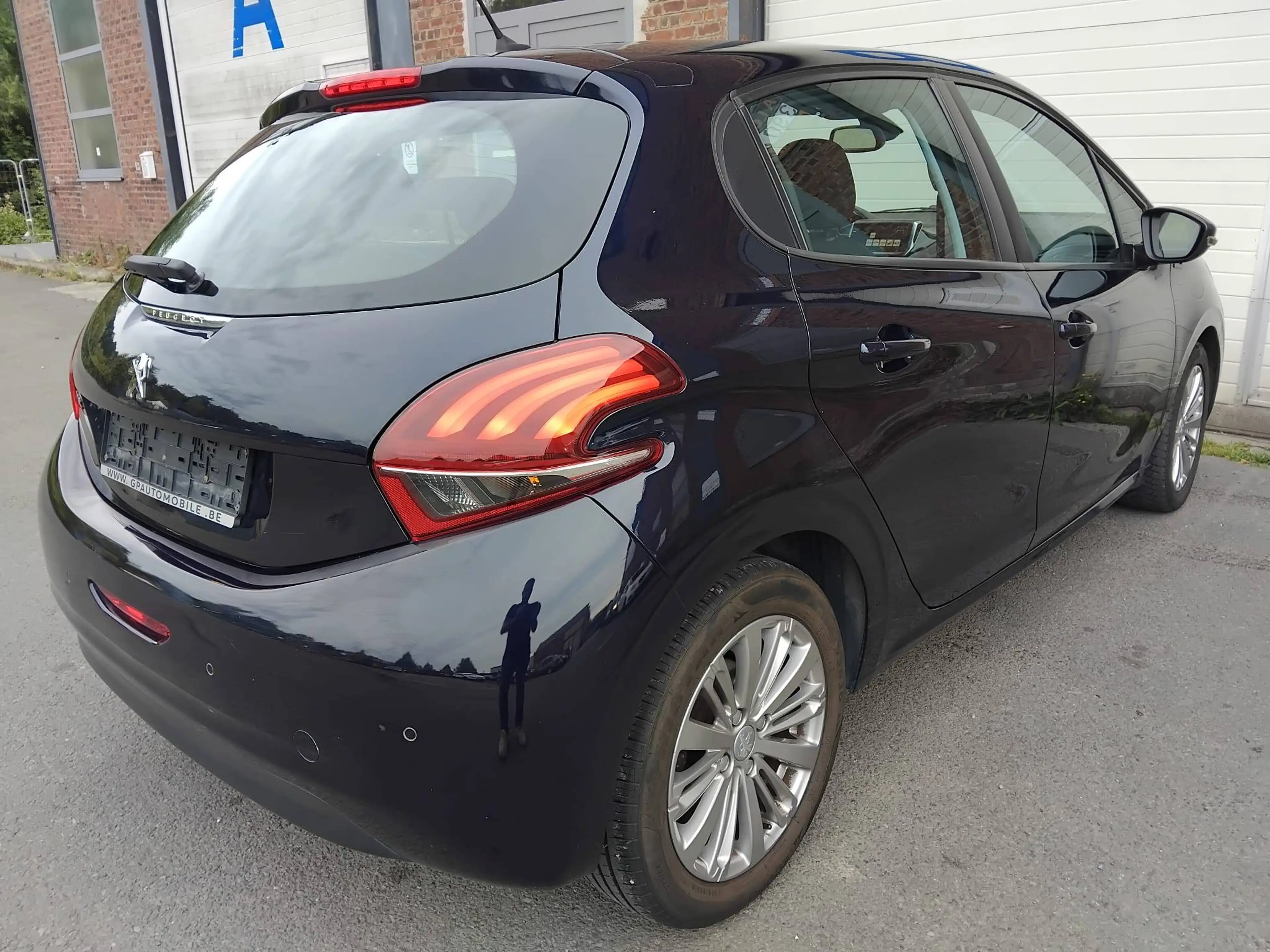 Peugeot 208 208 1.5 BlueHDi Signature S — photo 3