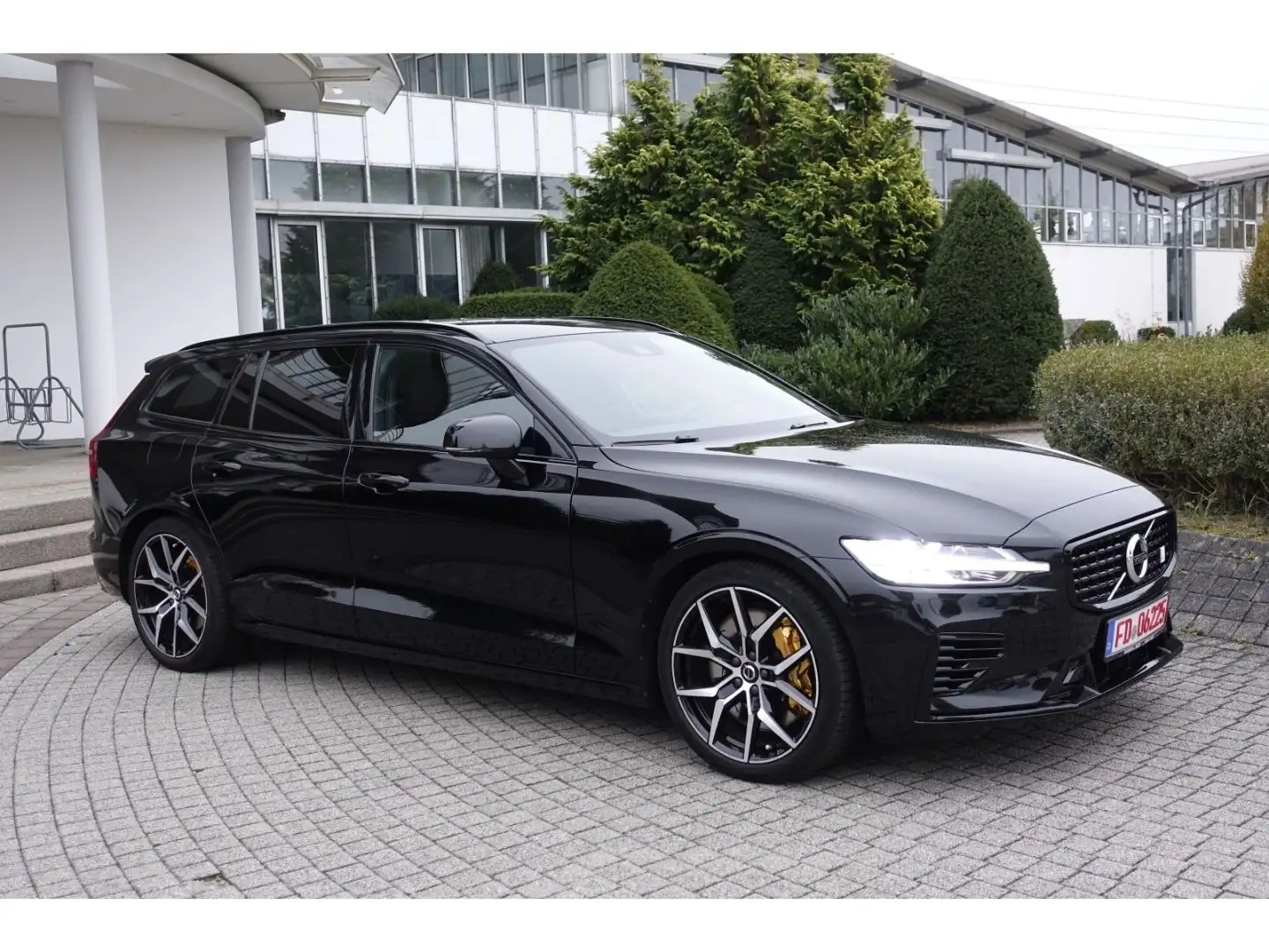 Volvo V60 T8 Polestar Engineered Recharge Plug-In Hyb Schwarz - 1