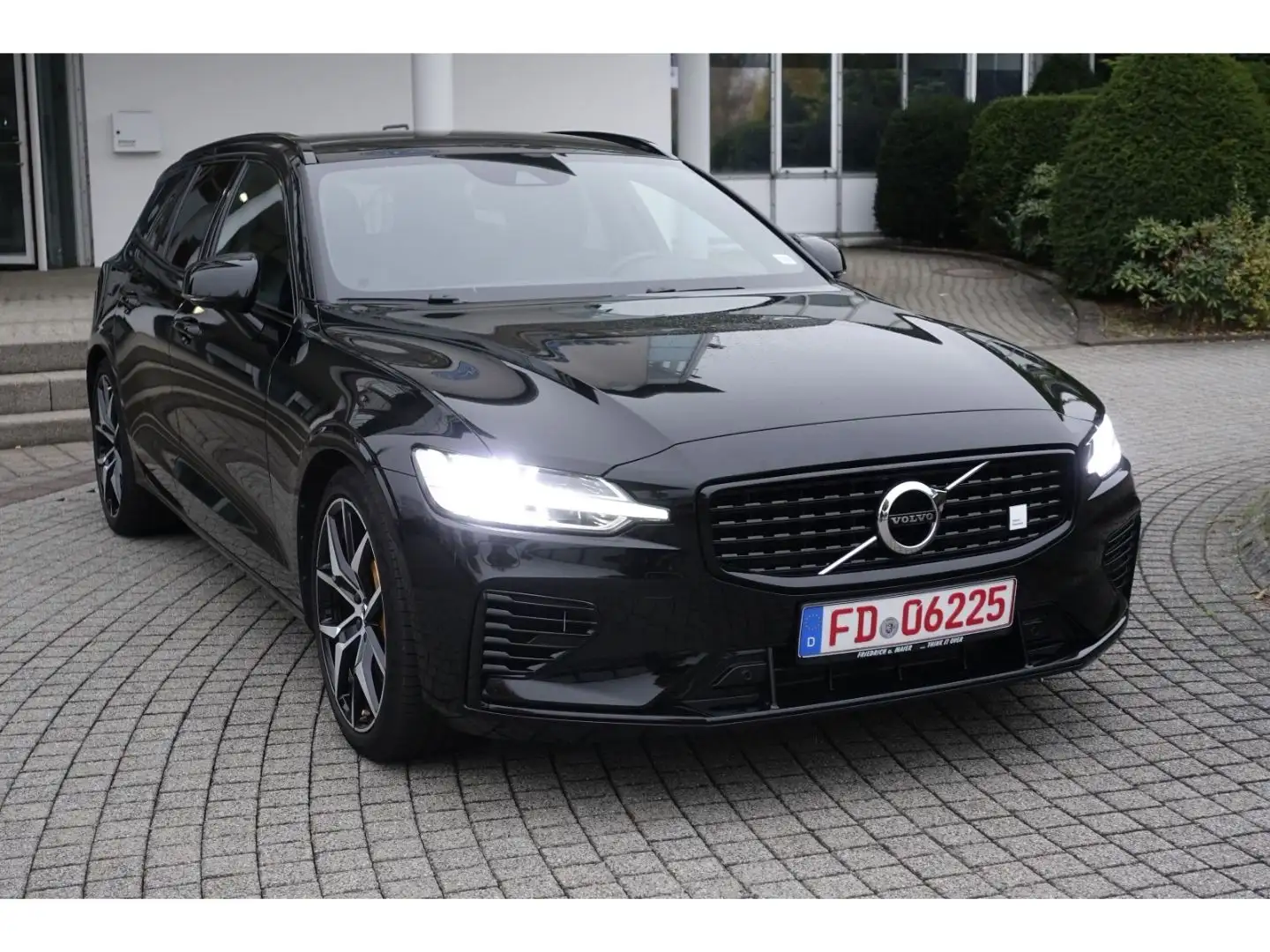 Volvo V60 T8 Polestar Engineered Recharge Plug-In Hyb Schwarz - 2