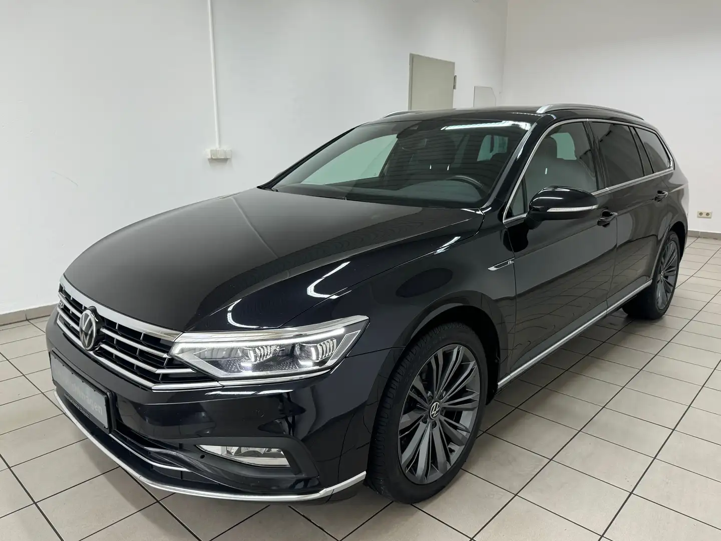 Volkswagen Passat Variant 2.0 TDI Elegance R Line Panorama Virtual Memory 18 Zwart - 1