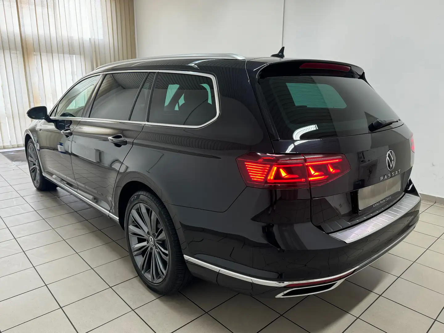 Volkswagen Passat Variant 2.0 TDI Elegance R Line Panorama Virtual Memory 18 Zwart - 2