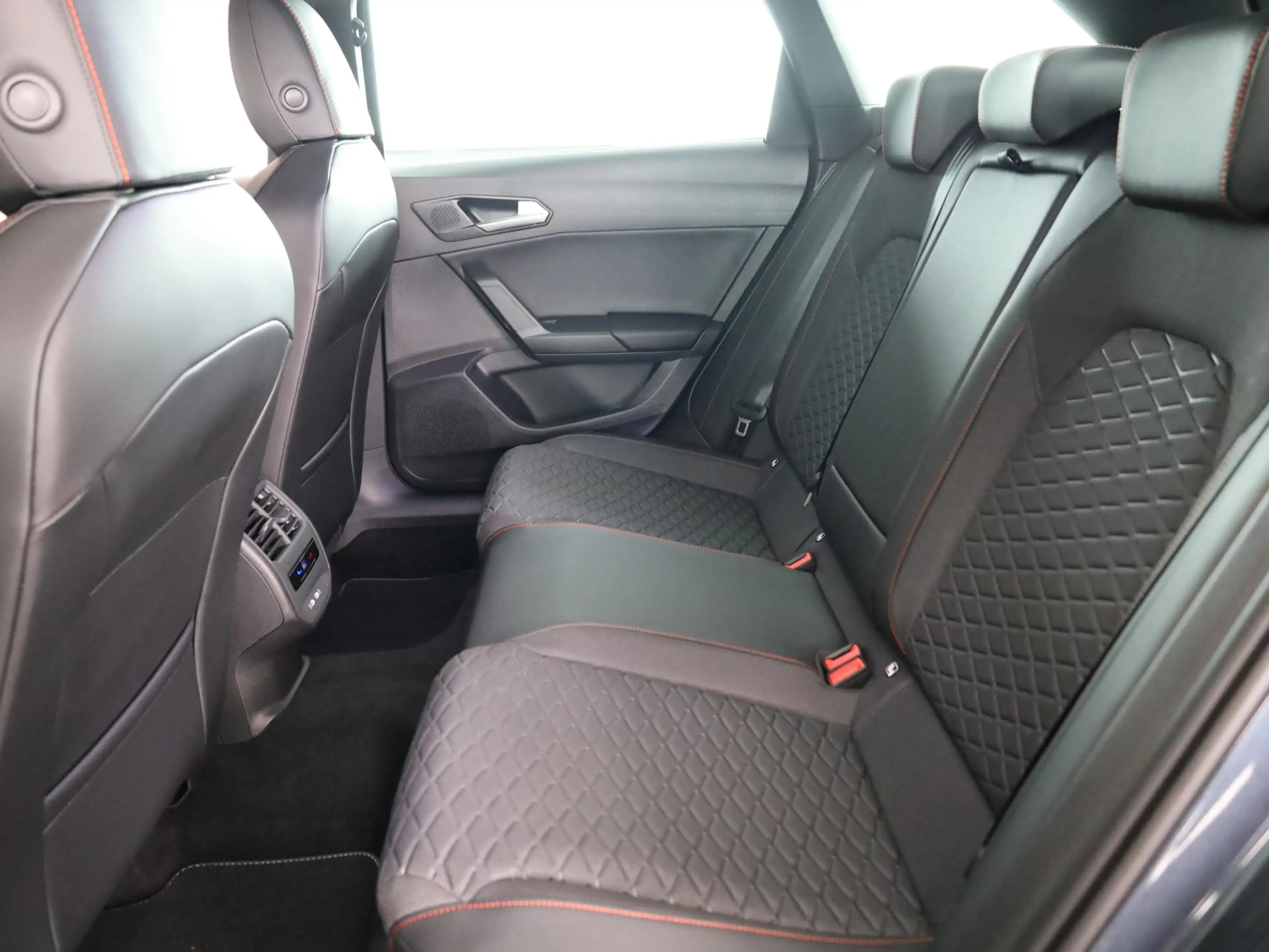 SEAT Leon e-Hybrid Sportstourer 1.5 TSI Style Business Intense 204pk — photo 13
