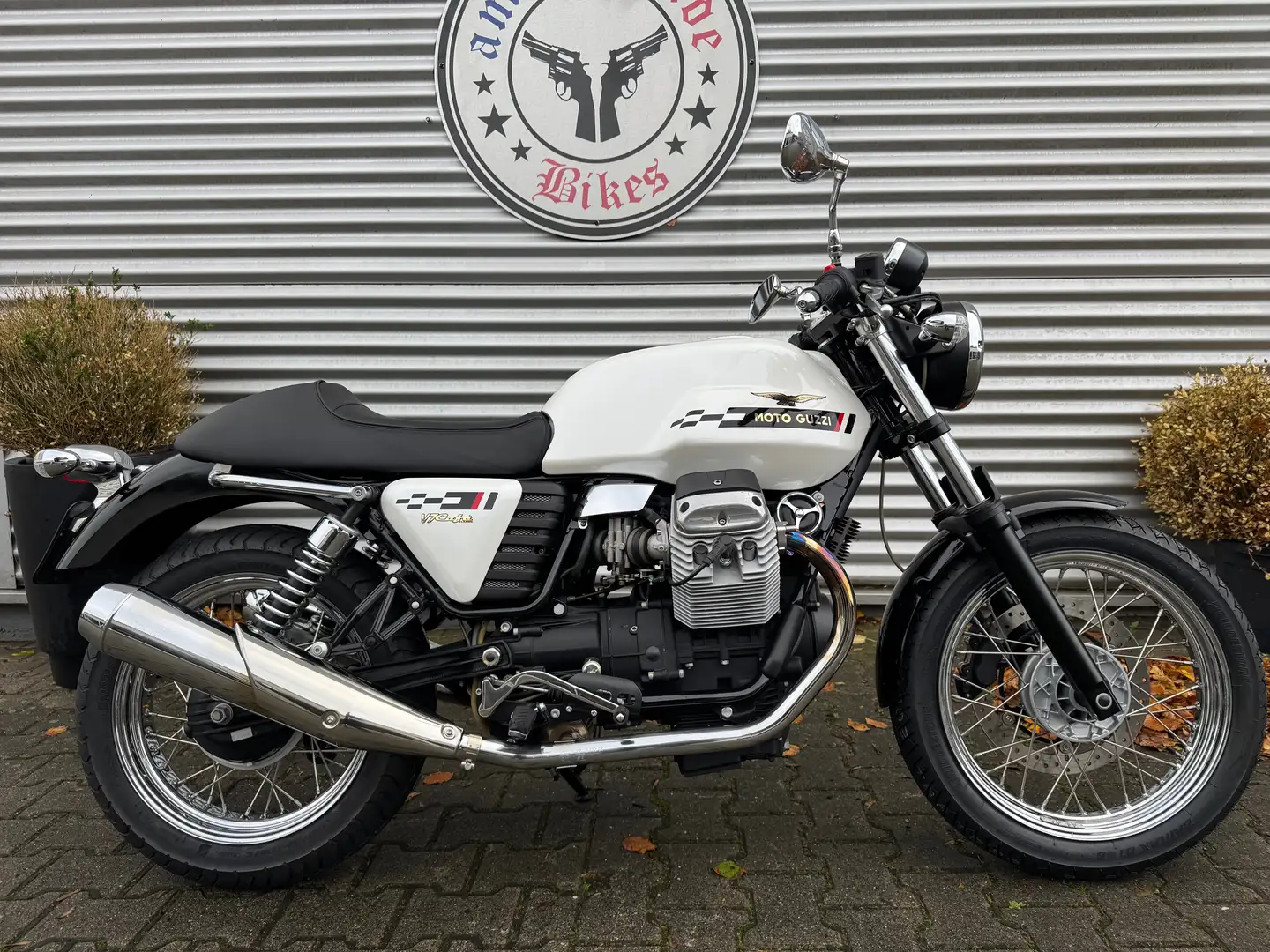 Moto Guzzi V 7 750 Cafè Classic 90th Anniversary Weiß - 1