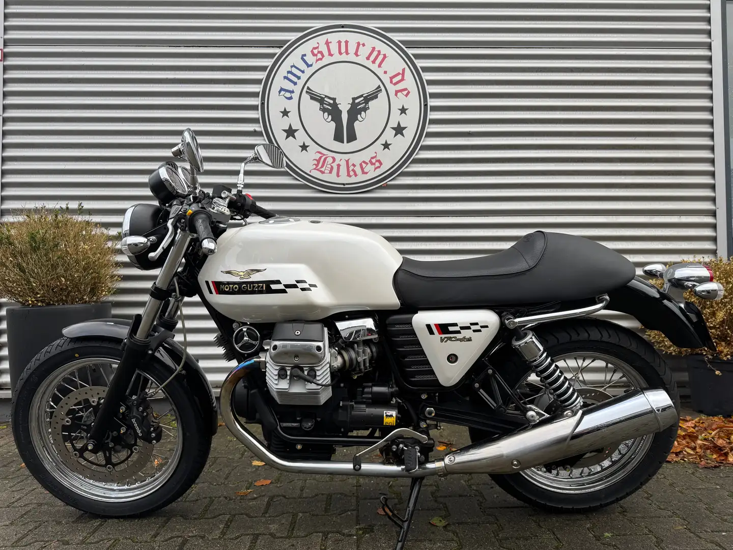 Moto Guzzi V 7 750 Cafè Classic 90th Anniversary Weiß - 2
