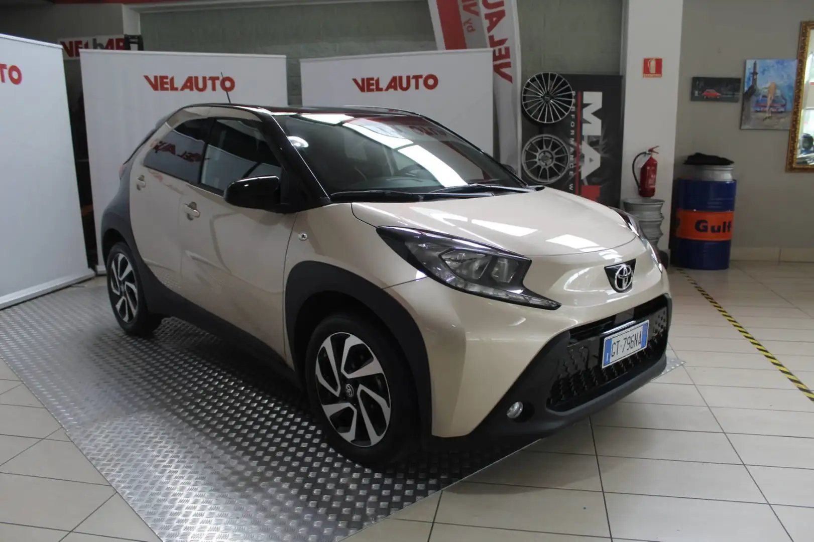 Toyota Aygo X 1.0 VVT-i 72 CV 5 porte Trend Золотий - 2