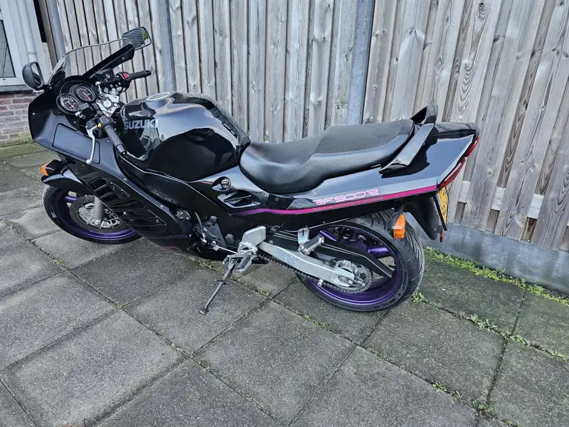 Suzuki RF 900 - foto 3