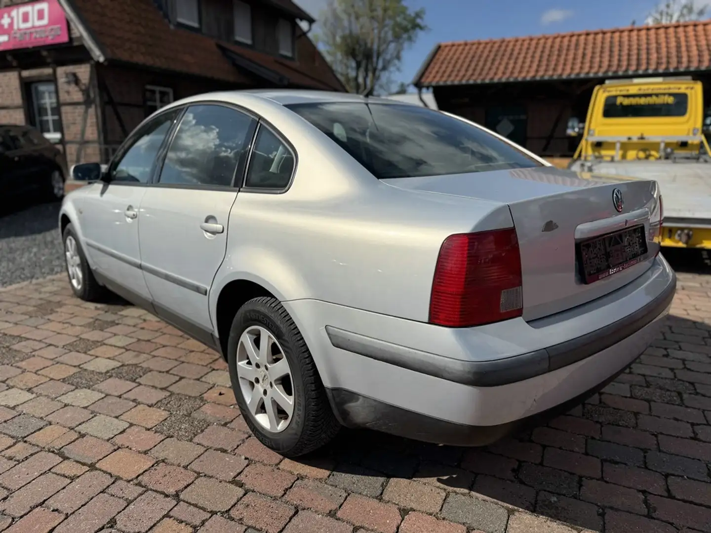 Volkswagen Passat 1.6i Comfortline, Klima, Sitzheizung Stříbrná - 2