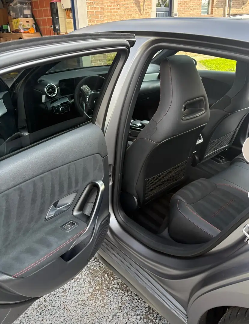 Mercedes-Benz A 180 d AMG Line Grijs - 2