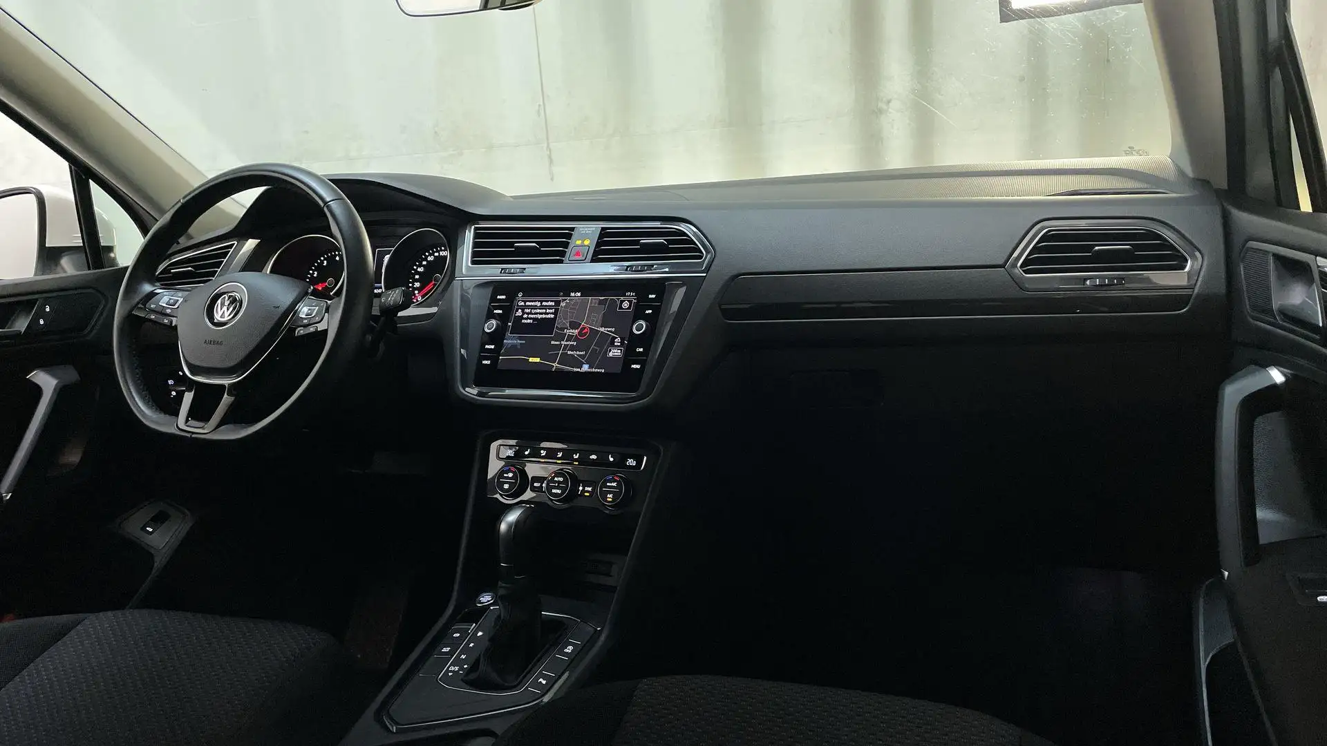 Volkswagen Tiguan Allspace 1.5 TSI 150pk DSG Comfortline Business 7p. Stoelve Wit - 2
