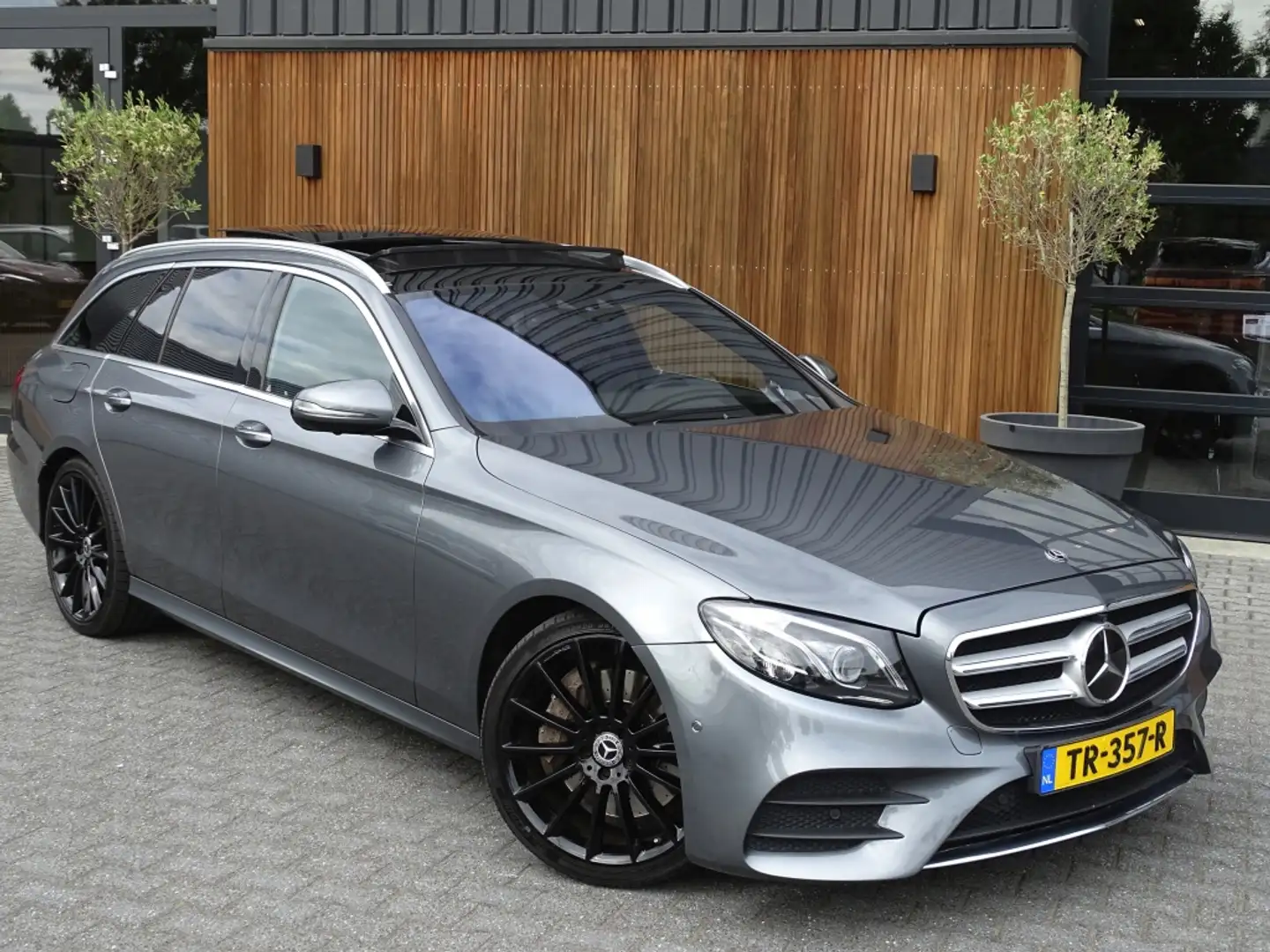Mercedes-Benz E 350 Estate 350d V6 259PK Prestige Plus / AMG-pakket / Grijs - 2
