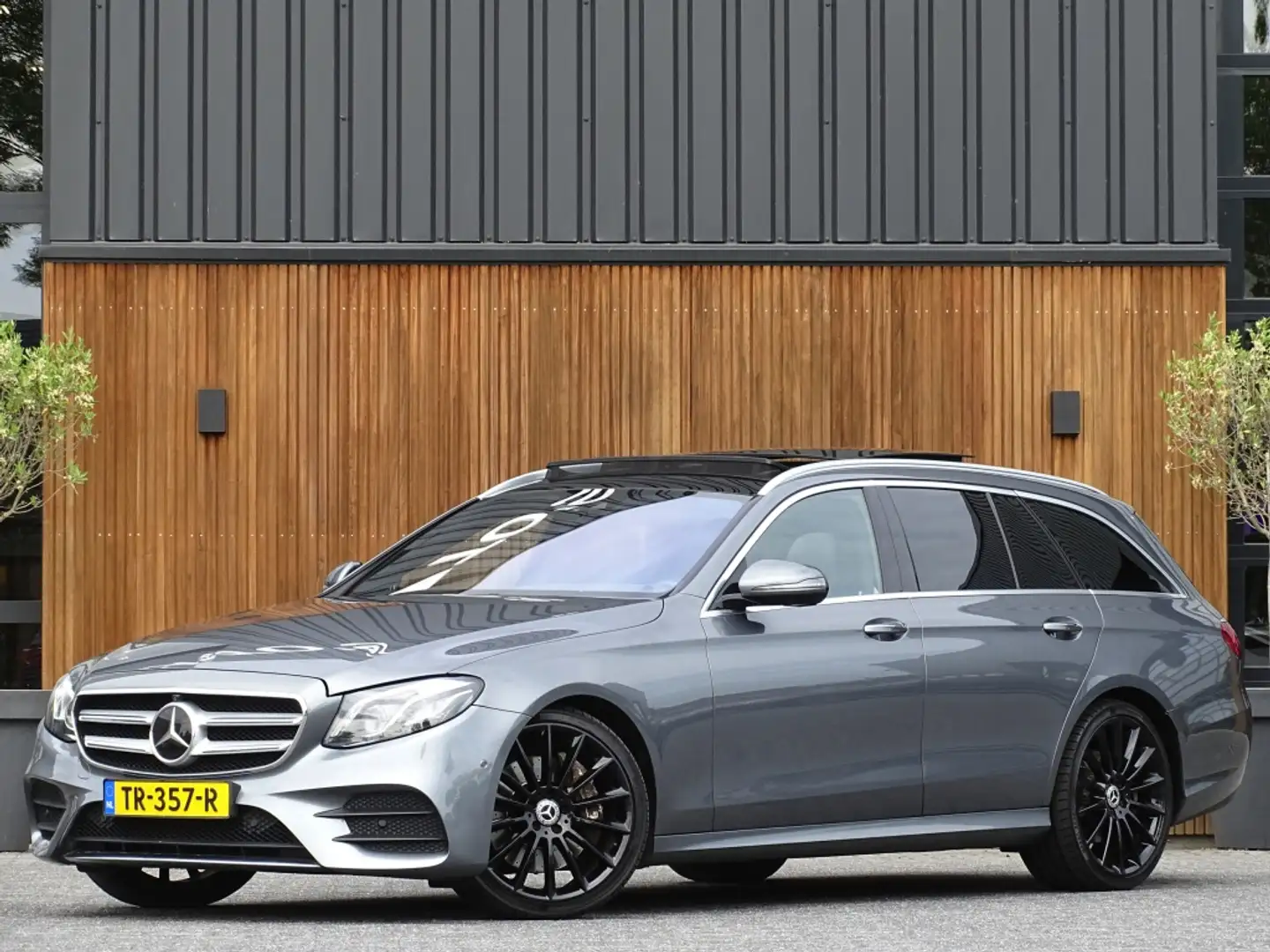 Mercedes-Benz E 350 Estate 350d V6 259PK Prestige Plus / AMG-pakket / Grijs - 1