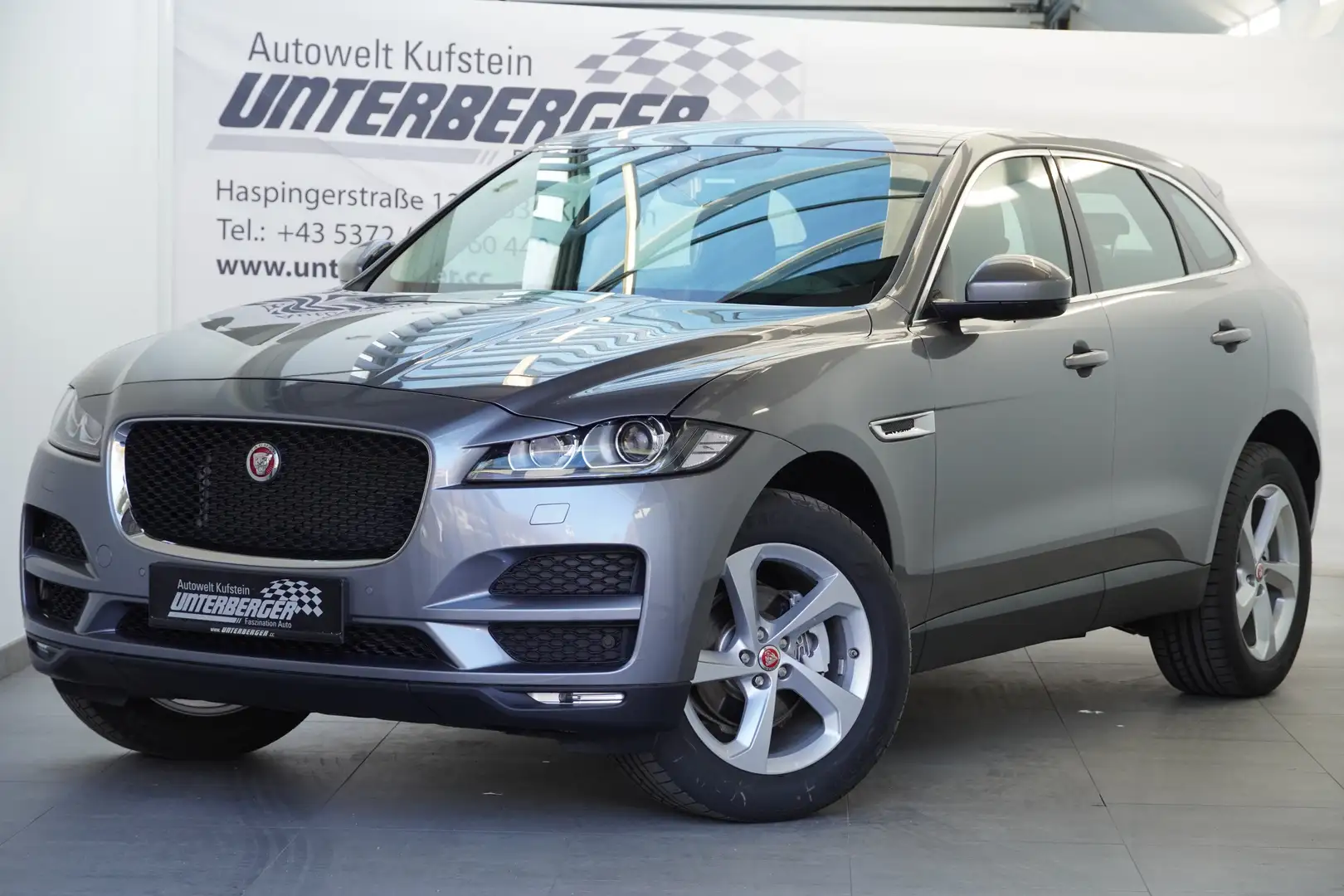 Jaguar F-Pace 20d AWD Prestige  Aut. Grau - 2