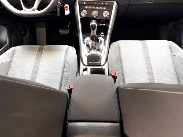 Volkswagen T-Roc view 14