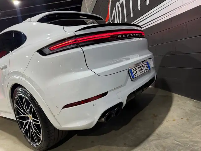 Porsche Cayenne view 10