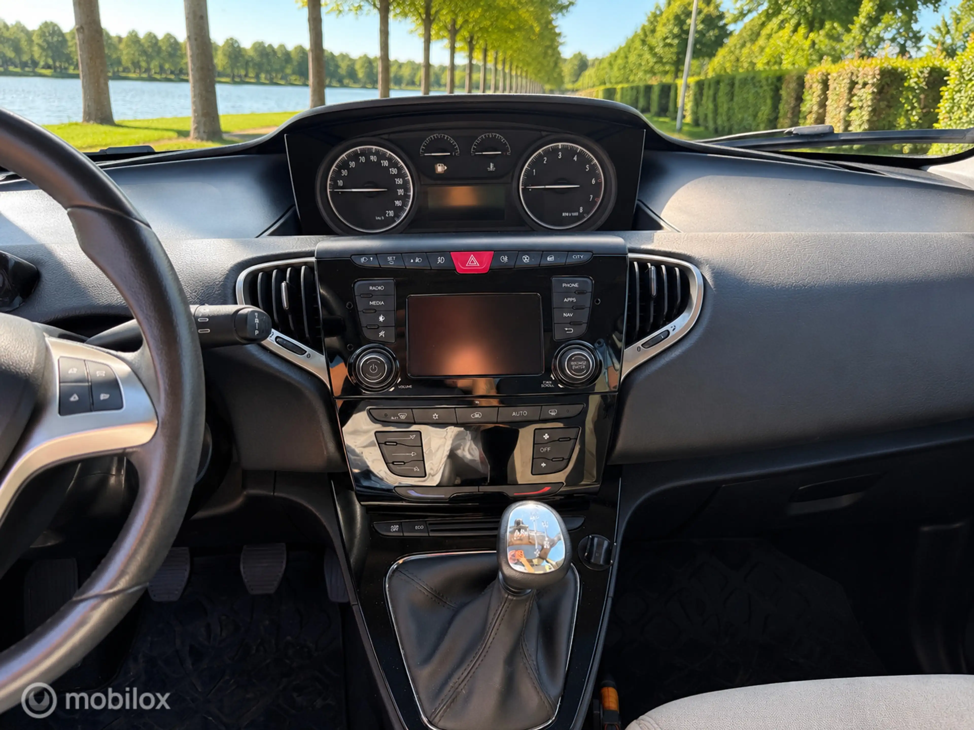 Lancia Ypsilon 0.9 TwinAir Platinum Automaat — photo 5