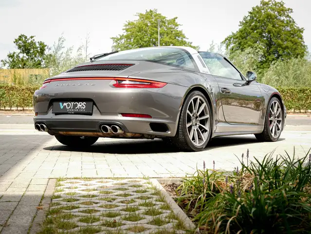 Porsche 911 view 4