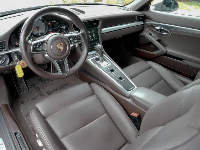 Porsche 911 view 7
