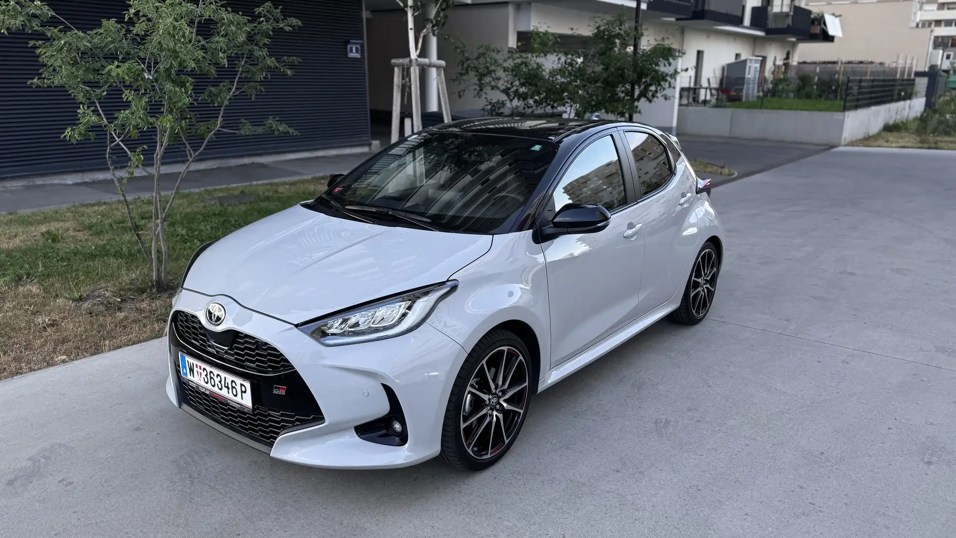 Toyota Yaris 1,5 VVT-i Hybrid GR Sport (Neuwagen!) Grau - 2