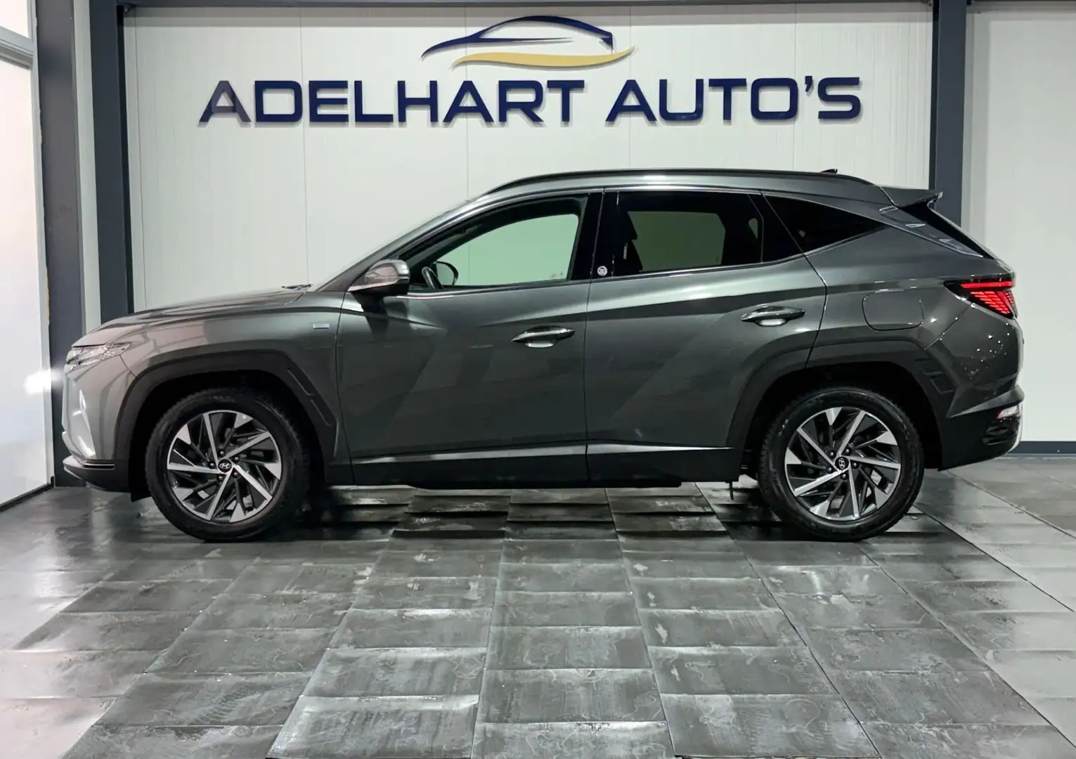 Hyundai TUCSON 1.6 T-GDI MHEV Comfort Smart Automaat / Navigatie Grijs - 2