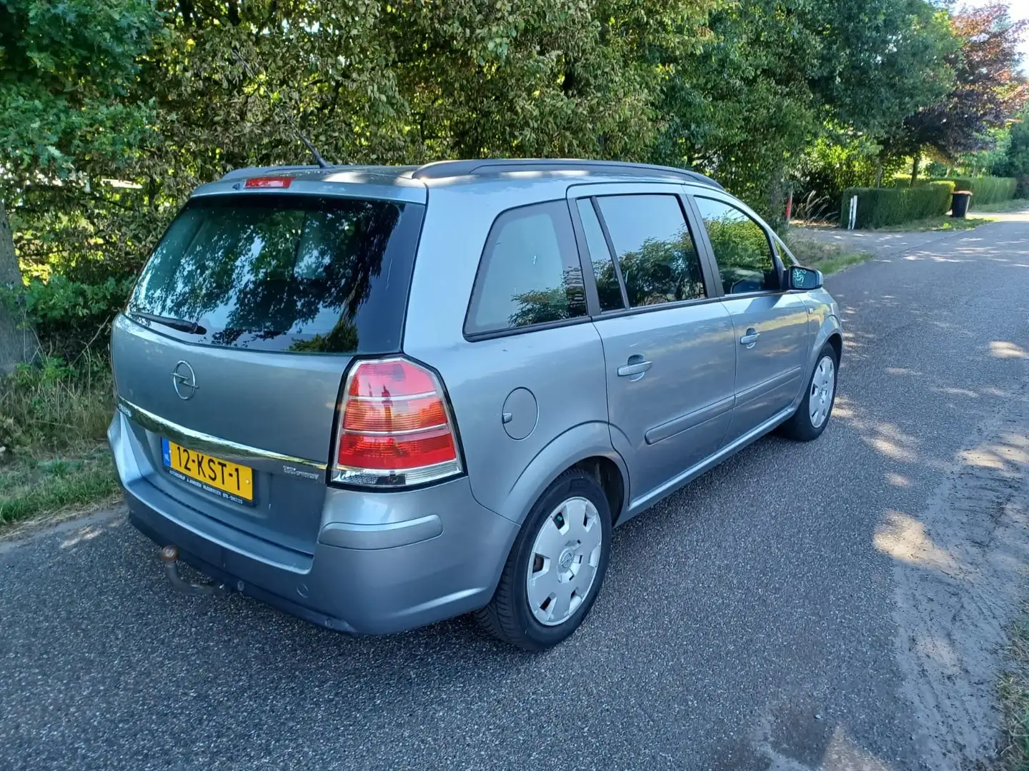 Opel Zafira Zafira 2.2 Executive Grijs - 2