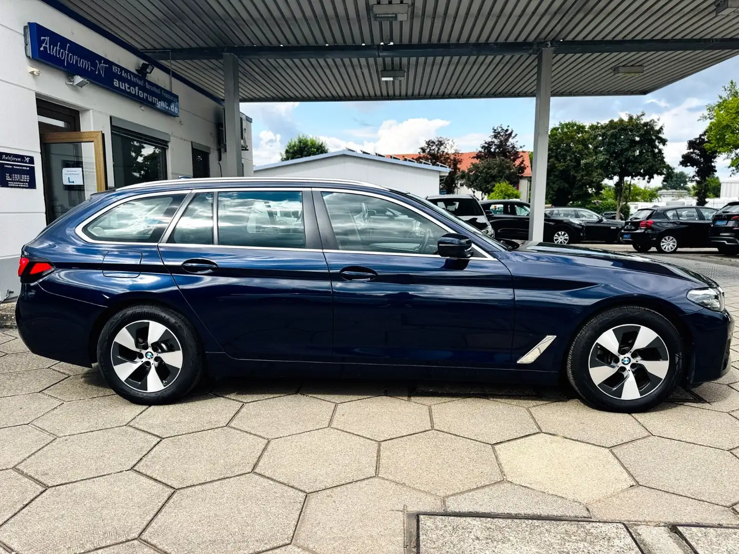 BMW 520 dA Touring PANORAMA/LIVE/VOLL LEDER/LED/NAVI Bleu - 2
