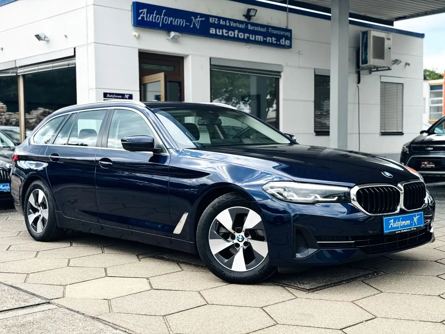 BMW 520 dA Touring PANORAMA/LIVE/VOLL LEDER/LED/NAVI Bleu - 1