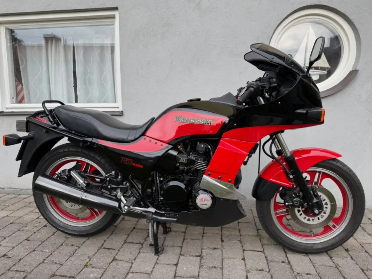 Kawasaki GPZ 750 Rot - 2