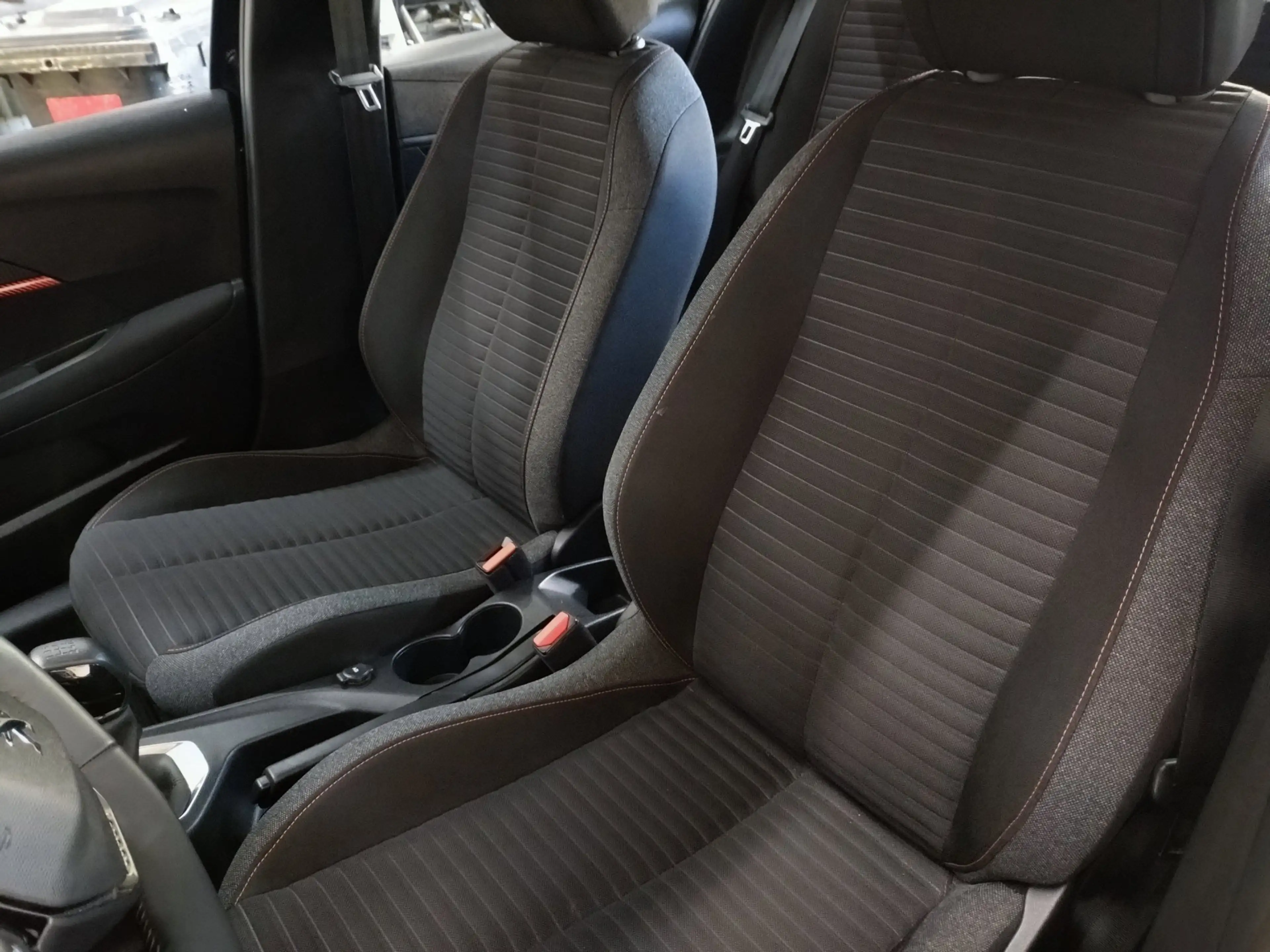 Peugeot 208 1.2 PureTech Active — photo 11