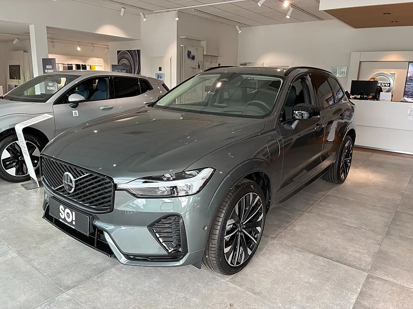 Volvo XC60 T6 AWD PHEV 18,8kWh Ultra Dark Aut. Grün - 2