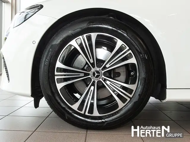 Mercedes-Benz E-Class view 5