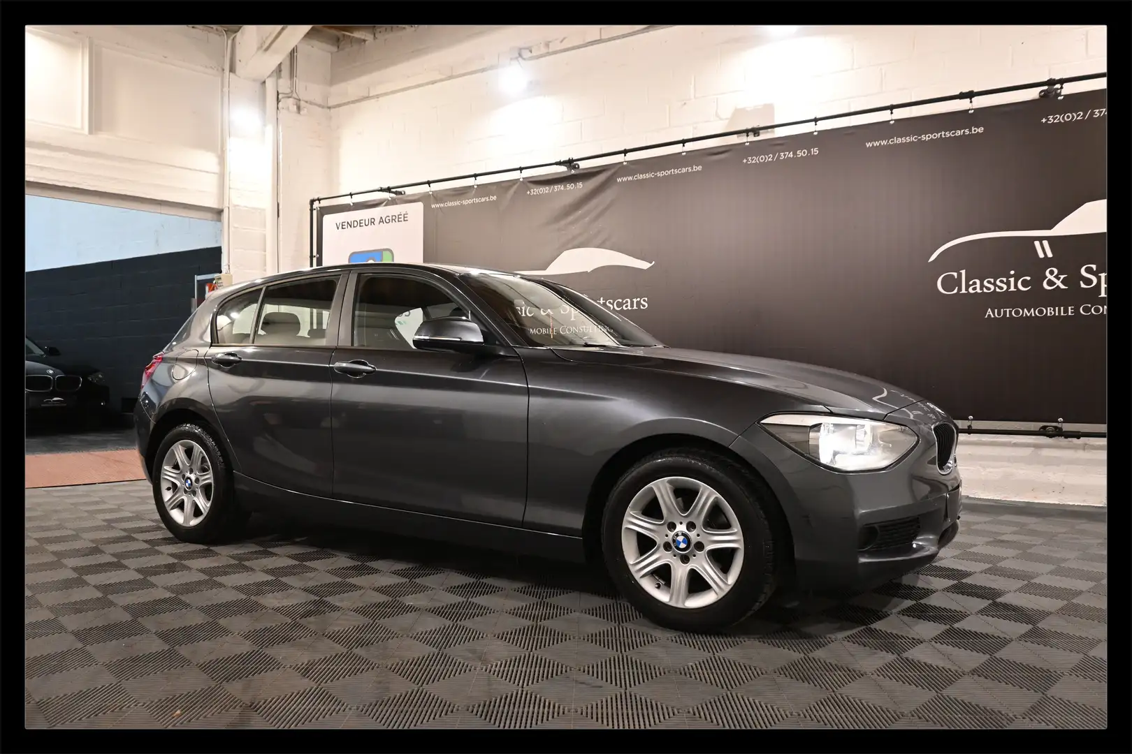 BMW 114 114i HATCH / GPS NAVIGATION / BLUETOOTH / PDC ! Grijs - 1