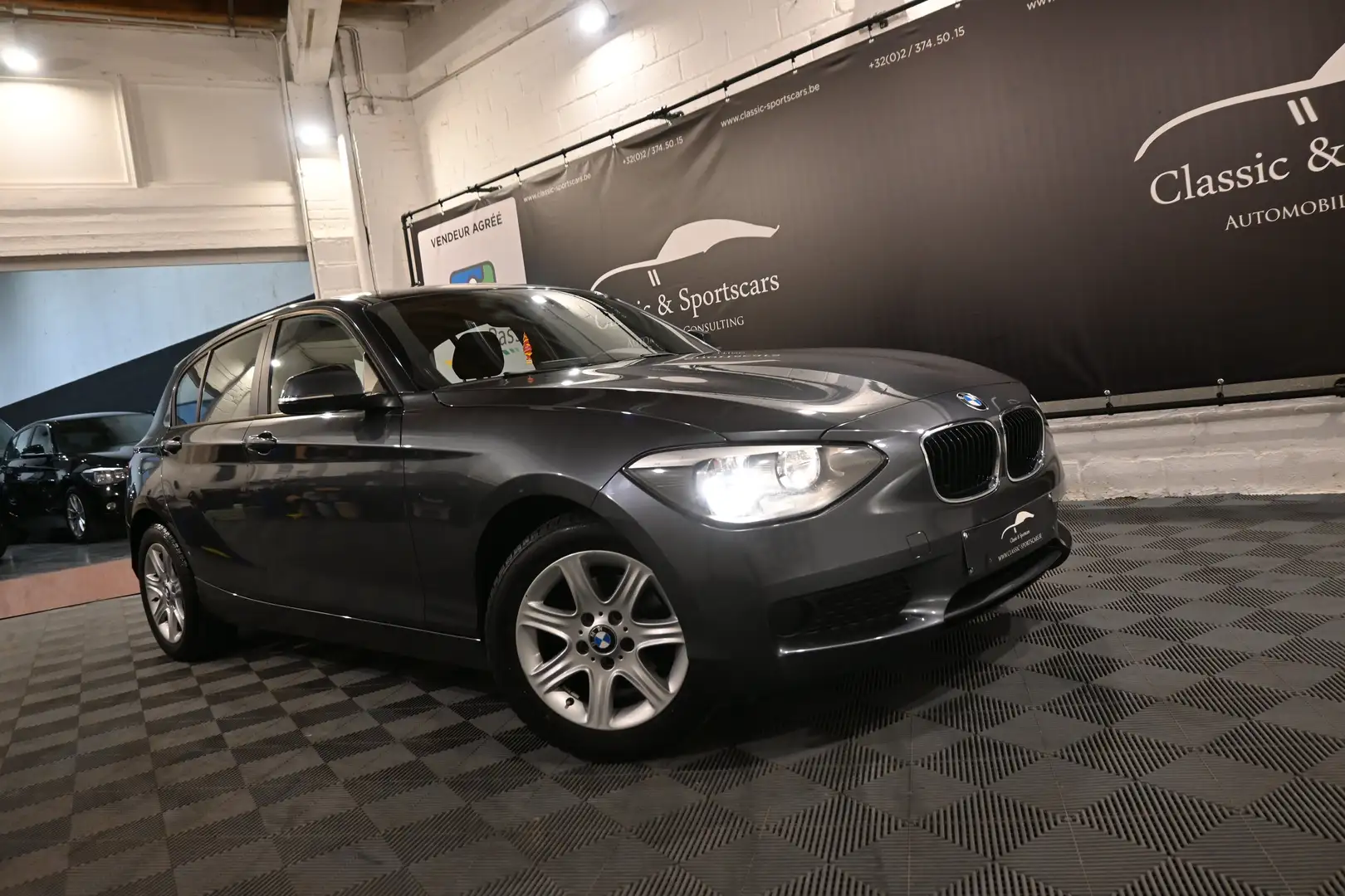 BMW 114 114i HATCH / GPS NAVIGATION / BLUETOOTH / PDC ! Grijs - 2