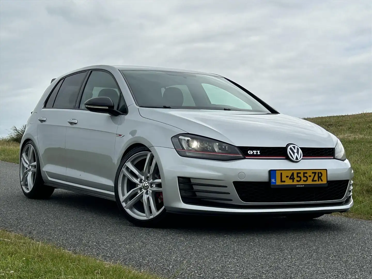Volkswagen Golf GTI Volkswagen 2.0 TSI performance 320pk! / akrapovic Grijs - 2