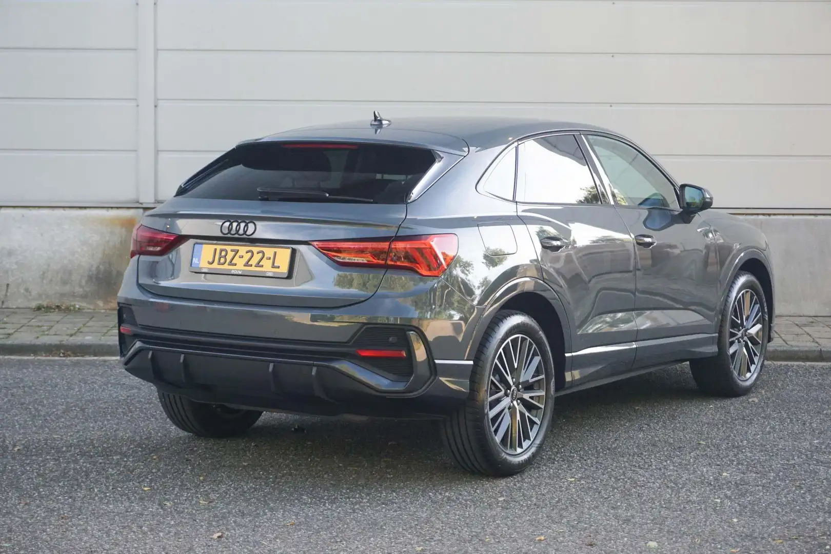 Audi Q3 Sportback 45 TFSIe 245pk PHEV S Edition | SoH 89% Grijs - 2