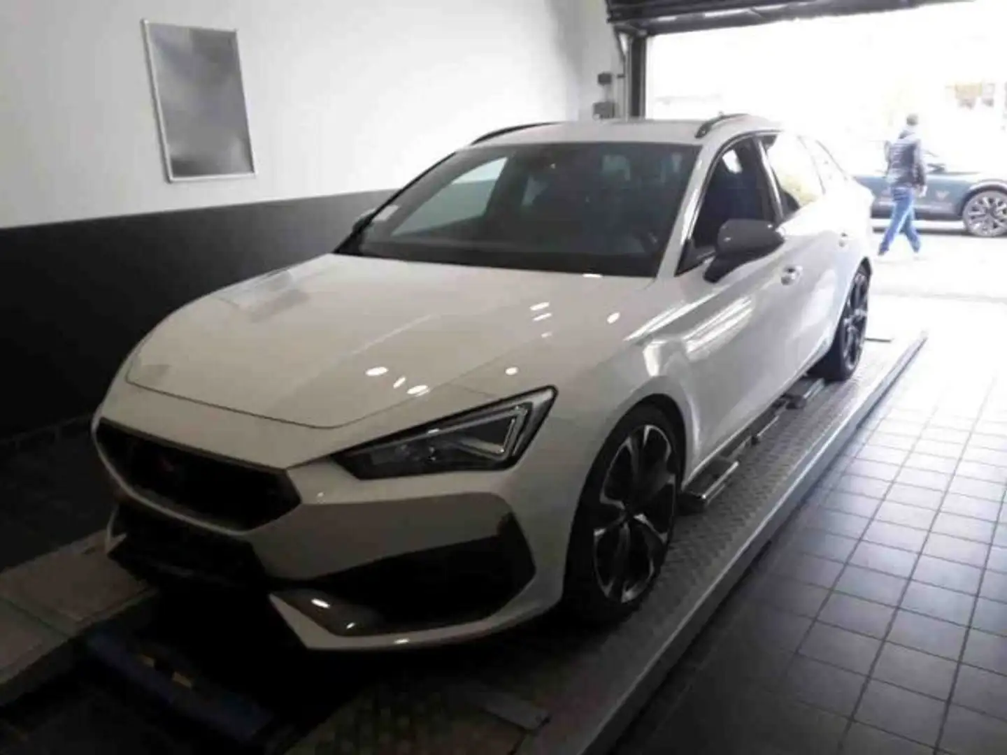 CUPRA Leon ST 2.0 TSI DSG VZ LED+NAVI+AHK+DCC+SHZ+GRA Weiß - 2
