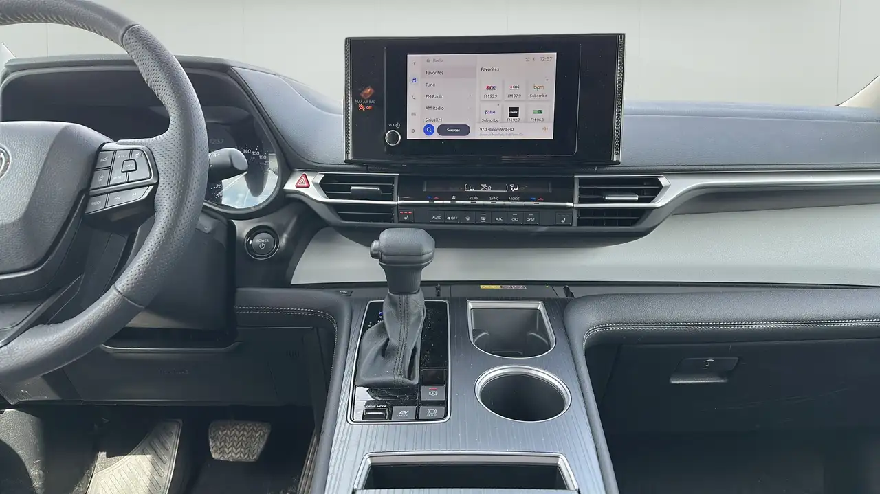 Toyota Sienna снимка Toyota Sienna