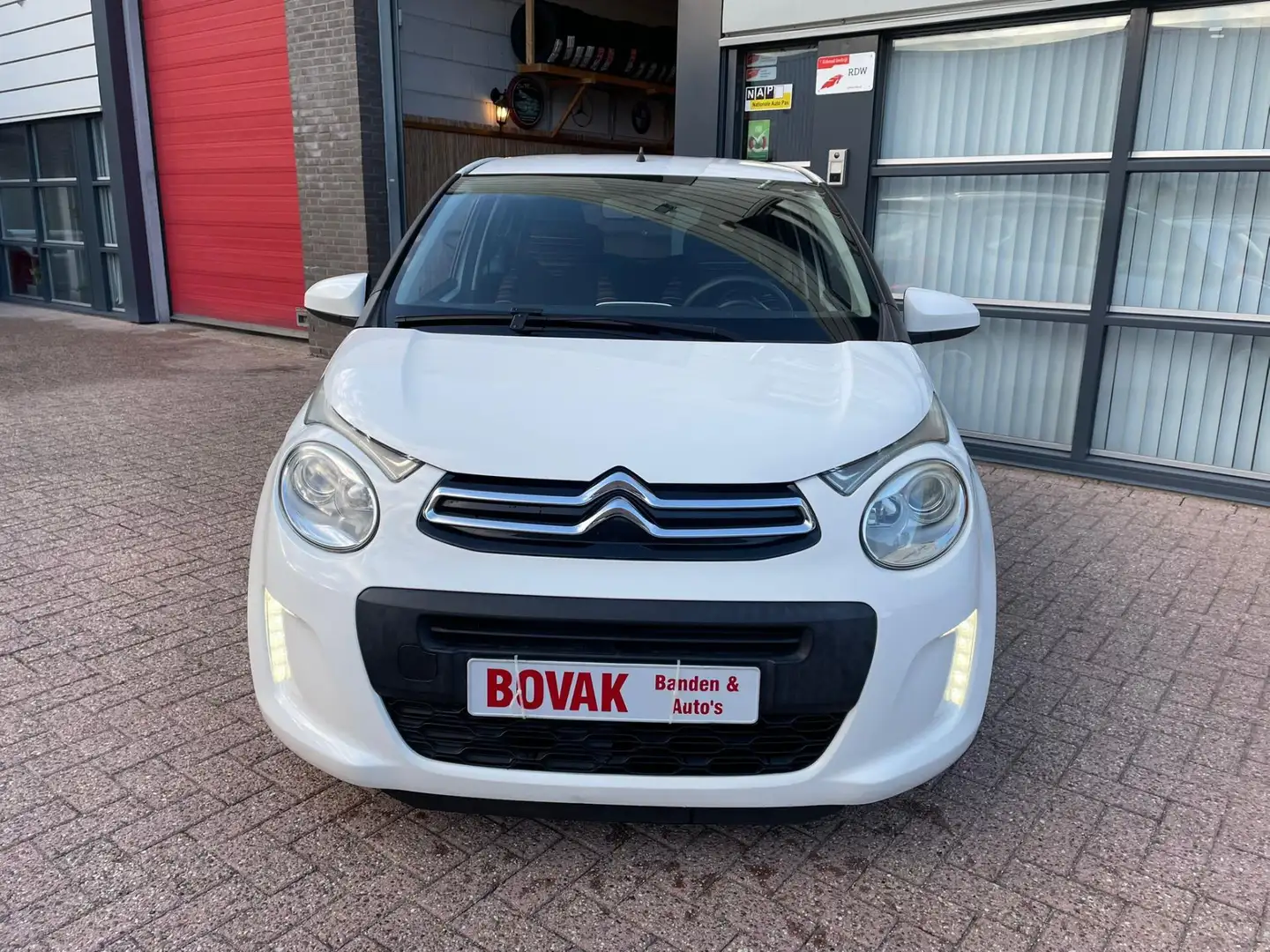 Citroen C1 1.2 PureTech Airscape Shine Deluxe Wit - 2