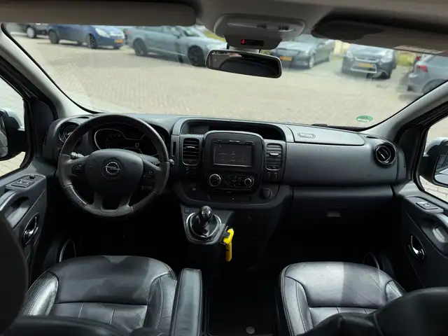 Opel Vivaro view 2