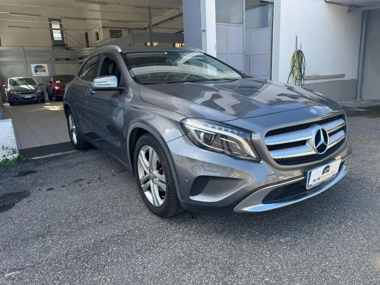 Mercedes-Benz GLA 220 d Automatic Sport Gris - 1