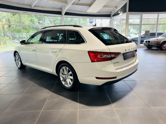 Skoda Superb view 5