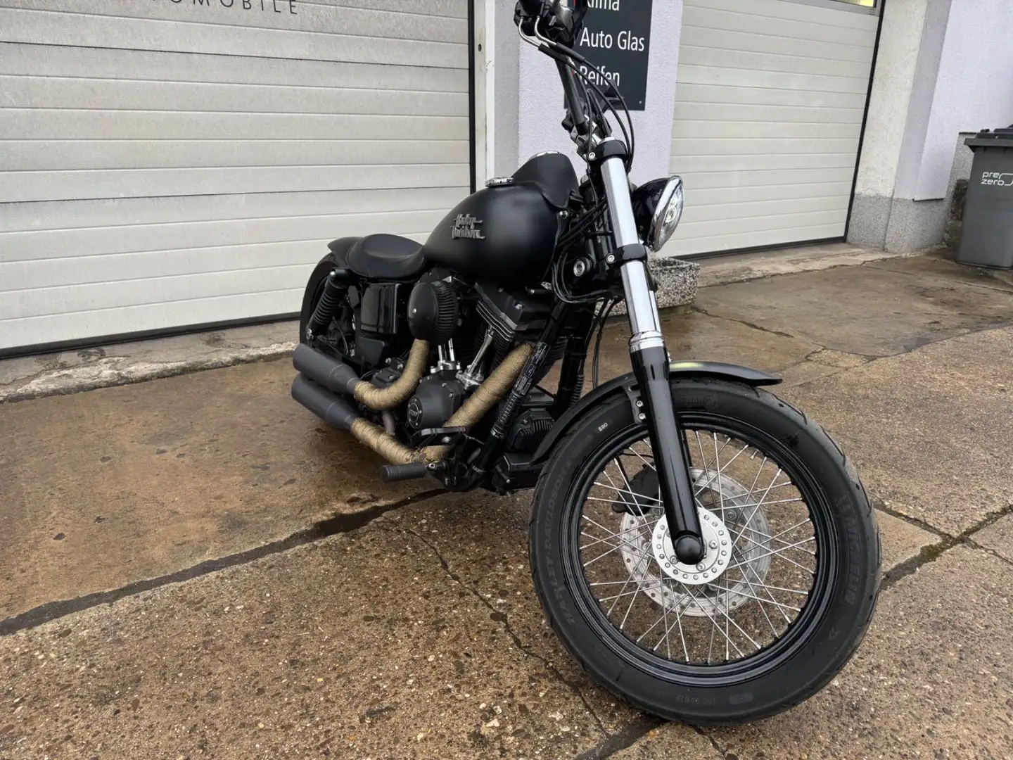 Harley-Davidson Dyna Street Bob Negro - 2